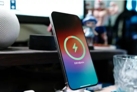 木垒苹果15换屏服务分享用什么充电器给iPhone15充电更好 
